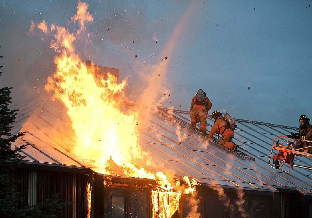 Odporność na ogień i rozprzestrzenianie ognia dachów metalowych 