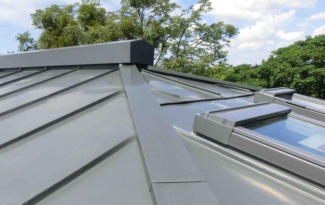 Letnia ochrona cieplna przy dachu metalowym