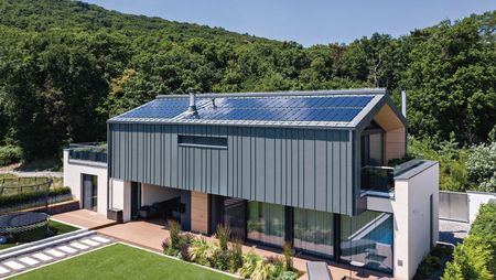 Dach na rabek z systemem solarnym RHEINZINK-PV