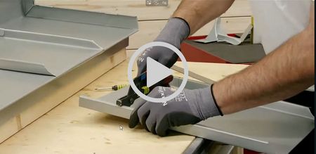 Montaż maskownicy rąbka RHEINZINK na dachu z blachy Montaż maskownicy rąbka RHEINZINK na dachu z blachy