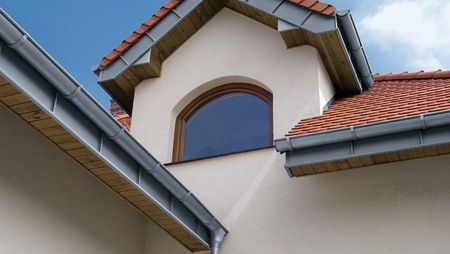 Mocowanie rynną półokrągłej w hakach z obróbką pasa podrynnowego na rąbek stojący
