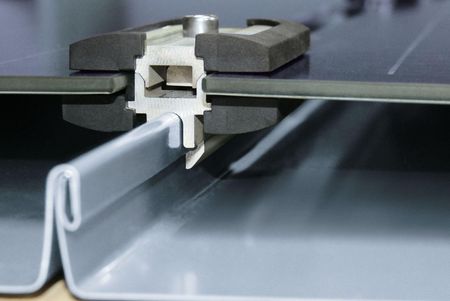 System solarny RHEINZINK-PV. Zintegrowany z dachami na rąbek stojący 