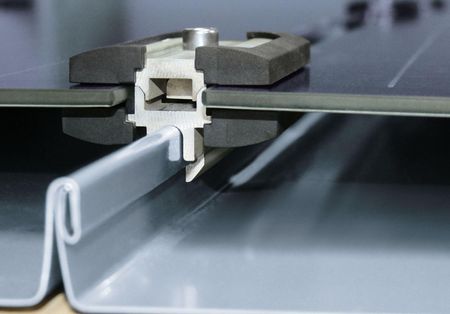System solarny RHEINZINK-PV. Zintegrowany z dachami na rąbek stojący 