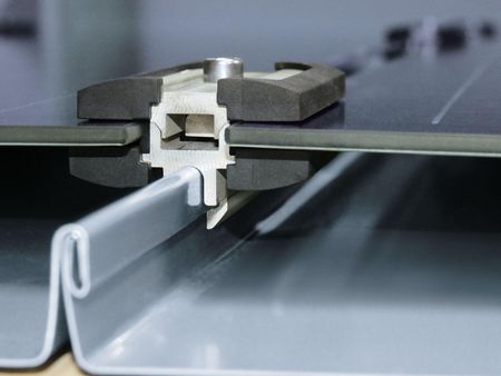 Innowacyjny zacisk do modułów solarnych dopasowany do dachów na rąbek 