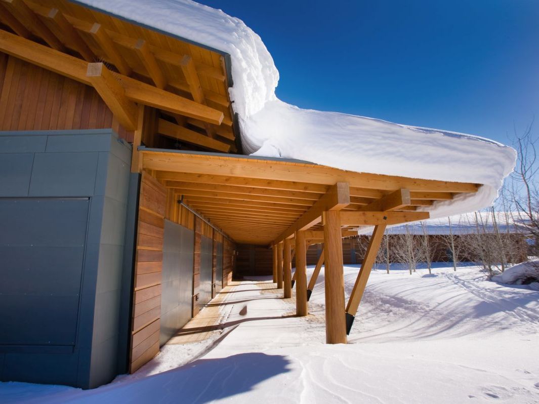 Okap dachu obciążony nawisem śnieżnym