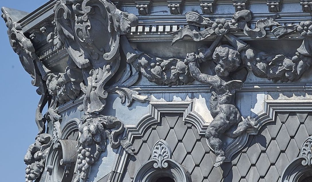 Odlewy z cynku i metaloplastyka na dachu pałacu Poznańskich w Łodzi