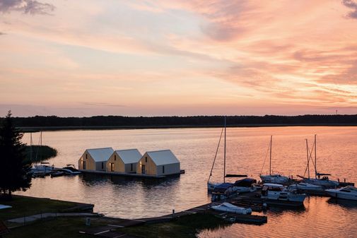 Zespół domów na wodzie - hotel Joseph Conrad Zespół domów na wodzie - hotel Joseph Conrad