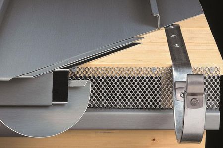 Siatka zabezpieczająca szczelinę wentylacyjną w okapie