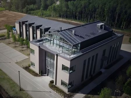 Dach na rąbek budynku Voestalpine Signaling Dach na rąbek budynku Voestalpine Signaling