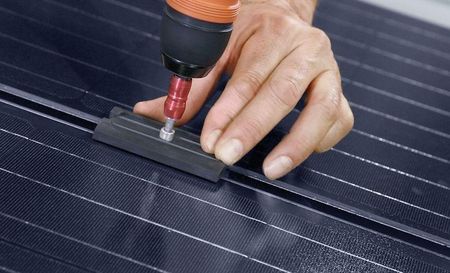 System solarny RHEINZINK-PV zintegrowany z dachem na rąbek stojący