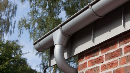 Klasyczny hak rynnowy w koszulce w systemie odwodnienia RHEINZINK
