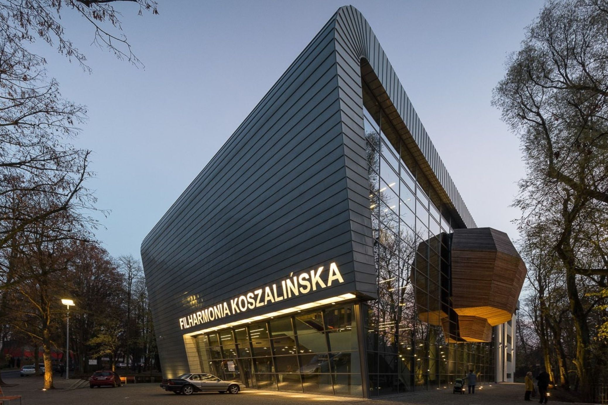 Filharmonia Koszalińska - fasada z blachy tytan-cynk Filharmonia Koszalińska - fasada z blachy tytan-cynk