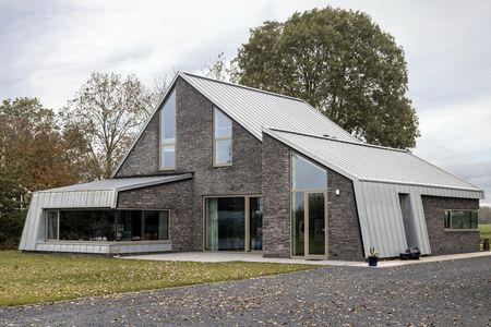 Willa w Sint Maarten - dach na rąbek z tytan-cynku RHEINZINK-CLASSIC Willa w Sint Maarten - dach na rąbek z tytan-cynku RHEINZINK-CLASSIC