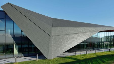 Elewacja w technologii łuski zbierająca deszczówkę 