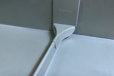 Maskownica rąbka RHEINZINK – detal kalenicy rąbka stojącego Maskownica rąbka RHEINZINK – detal kalenicy rąbka stojącego