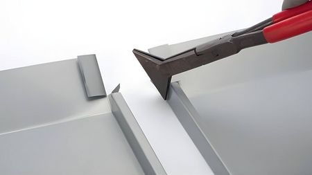 Montaż maskownicy rąbka RHEINZINK na dachu z blachy Montaż maskownicy rąbka RHEINZINK na dachu z blachy