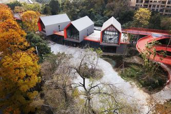 Pawilony nad kladką rowerową z blachy tytan-cynk