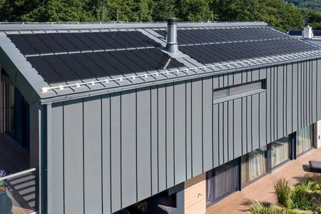 Innowacyjny zacisk do modułów solarnych dopasowany do dachów na rąbek Innowacyjny zacisk do modułów solarnych dopasowany do dachów na rąbek
