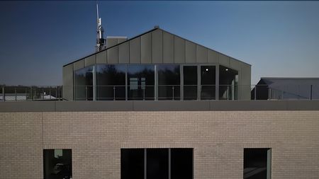 Szczyt budynku o obróbki blacharskie Voestalpine Signaling Szczyt budynku o obróbki blacharskie Voestalpine Signaling