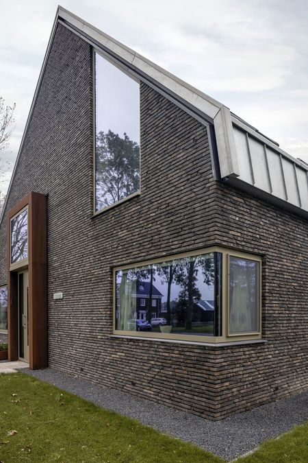 Willa w Sint Maarten - elewacja z cegły z obróbka blacharska i dachem z tytan-cynku Willa w Sint Maarten - elewacja z cegły z obróbka blacharska i dachem z tytan-cynku