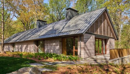 Budynek o minimalistycznej, współczesnej bryle idealnie wpisuje się w otaczający las