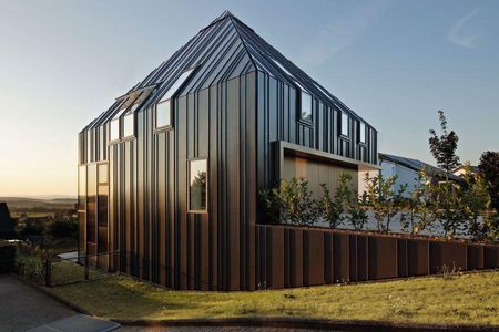 Kątowy rąbek stojący z blachy tytan-cynk na elewacji domu jednorodzinnego Kątowy rąbek stojący z blachy tytan-cynk na elewacji domu jednorodzinnego