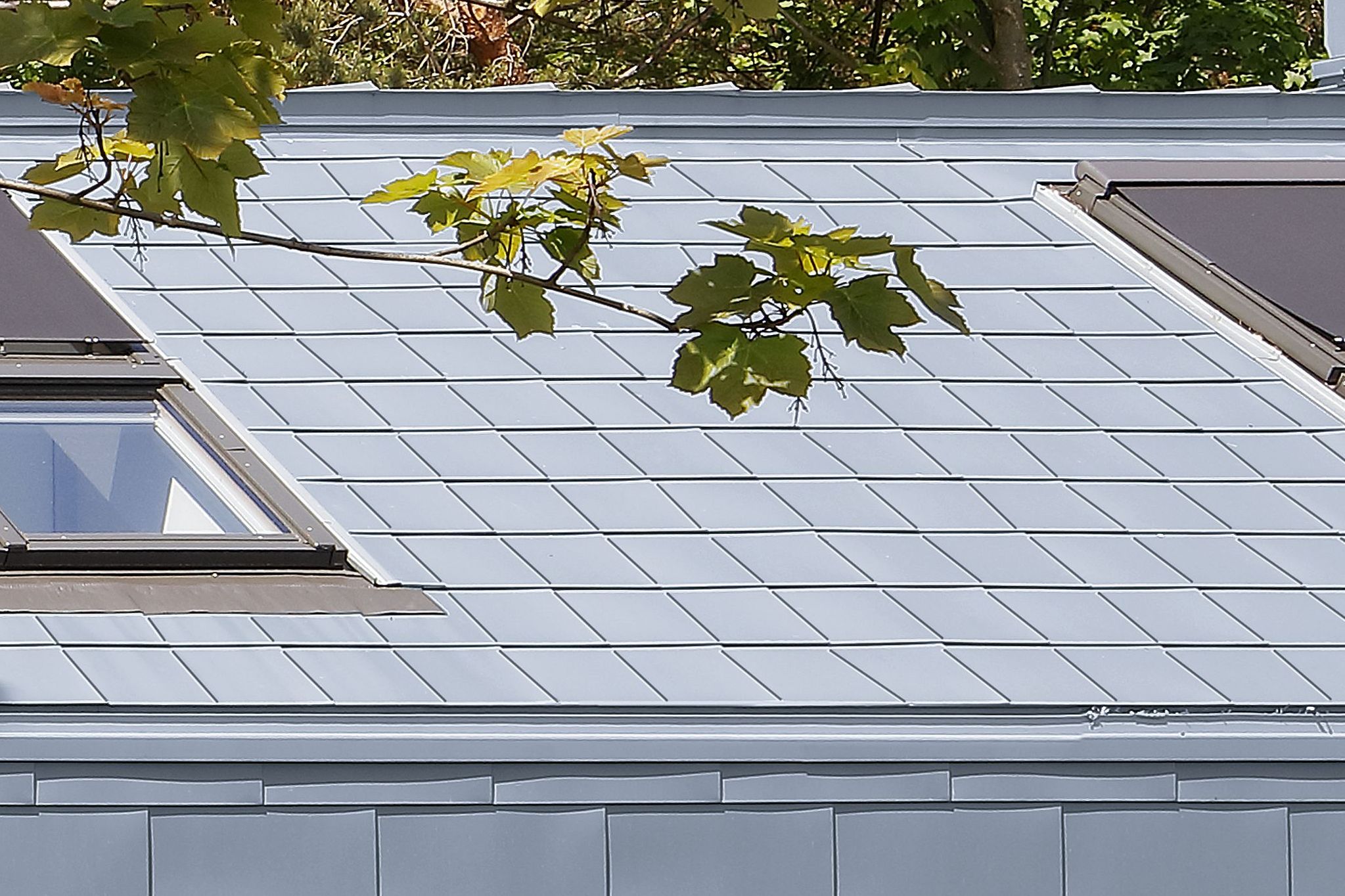 Rynna ukryta w okapie na dachu w technologii łuski