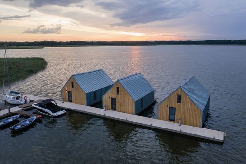Zespół domów na wodzie - hotel Joseph Conrad