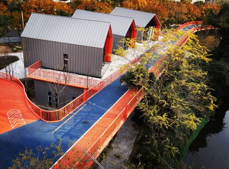 Jeden materiał, dwa systemy: fasada i dach na rąbek