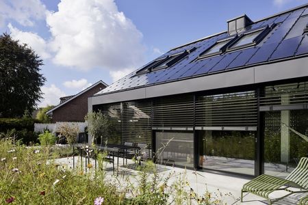 Innowacyjny zacisk do modułów solarnych dopasowany do dachów na rąbek Innowacyjny zacisk do modułów solarnych dopasowany do dachów na rąbek