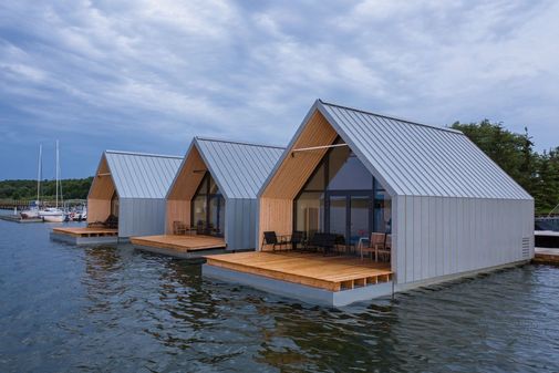 Zespół domów na wodzie - hotel Joseph Conrad Zespół domów na wodzie - hotel Joseph Conrad