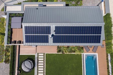 System solarny RHEINZINK-PV na dachu z blachy na rąbek
