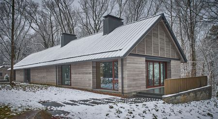 Przemyślany detal - ukryta w okapie rynna