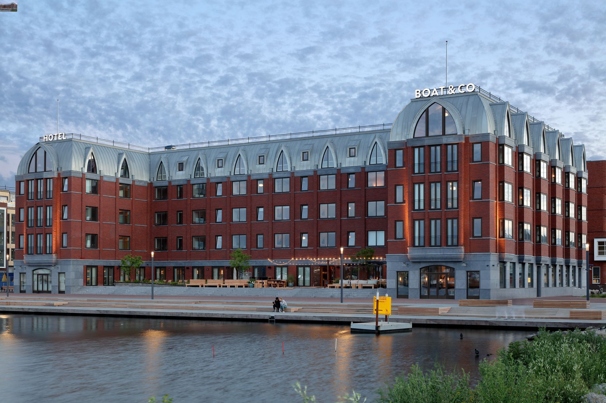 Hotel Boat & Co, Holandia, certyfikat C2C, dach z blachy RHEINZINK-CLASSIC w technologii podwójnego rąbka stojącego