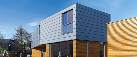 Elewacja domu jednorodzinnego w systemie paneli poziomych z blachy tytan-cynk Elewacja domu jednorodzinnego w systemie paneli poziomych z blachy tytan-cynk