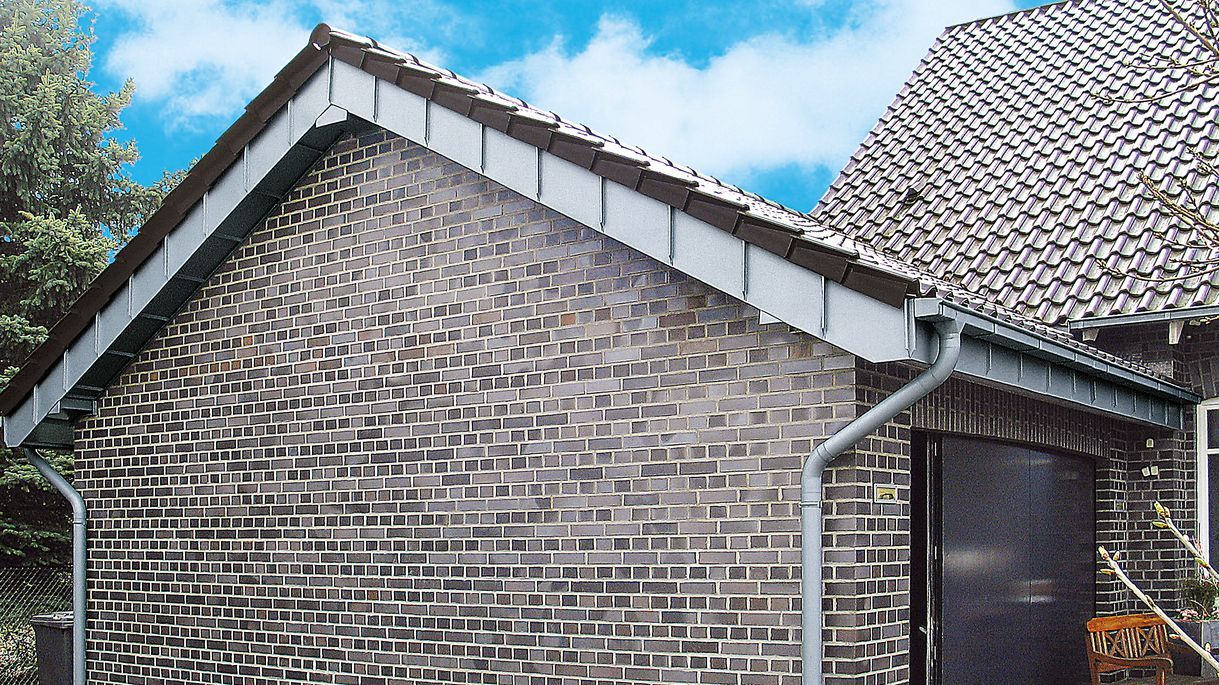 Wiatrownica i okap dachu dachówkowego z podwieszaną rynną kwadratową
