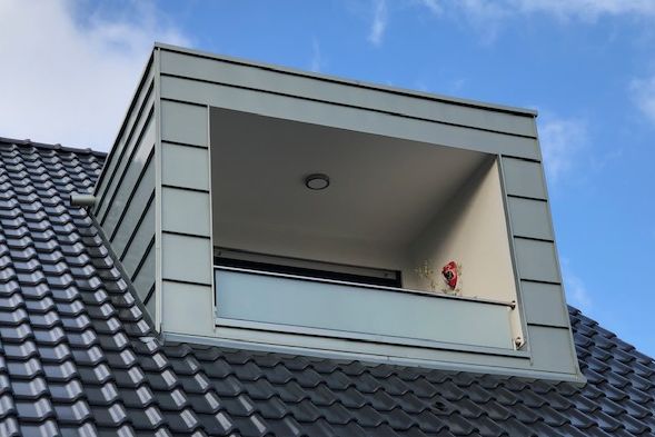Lukarna prostokątna w technice rąbka na dachu dachówkowym