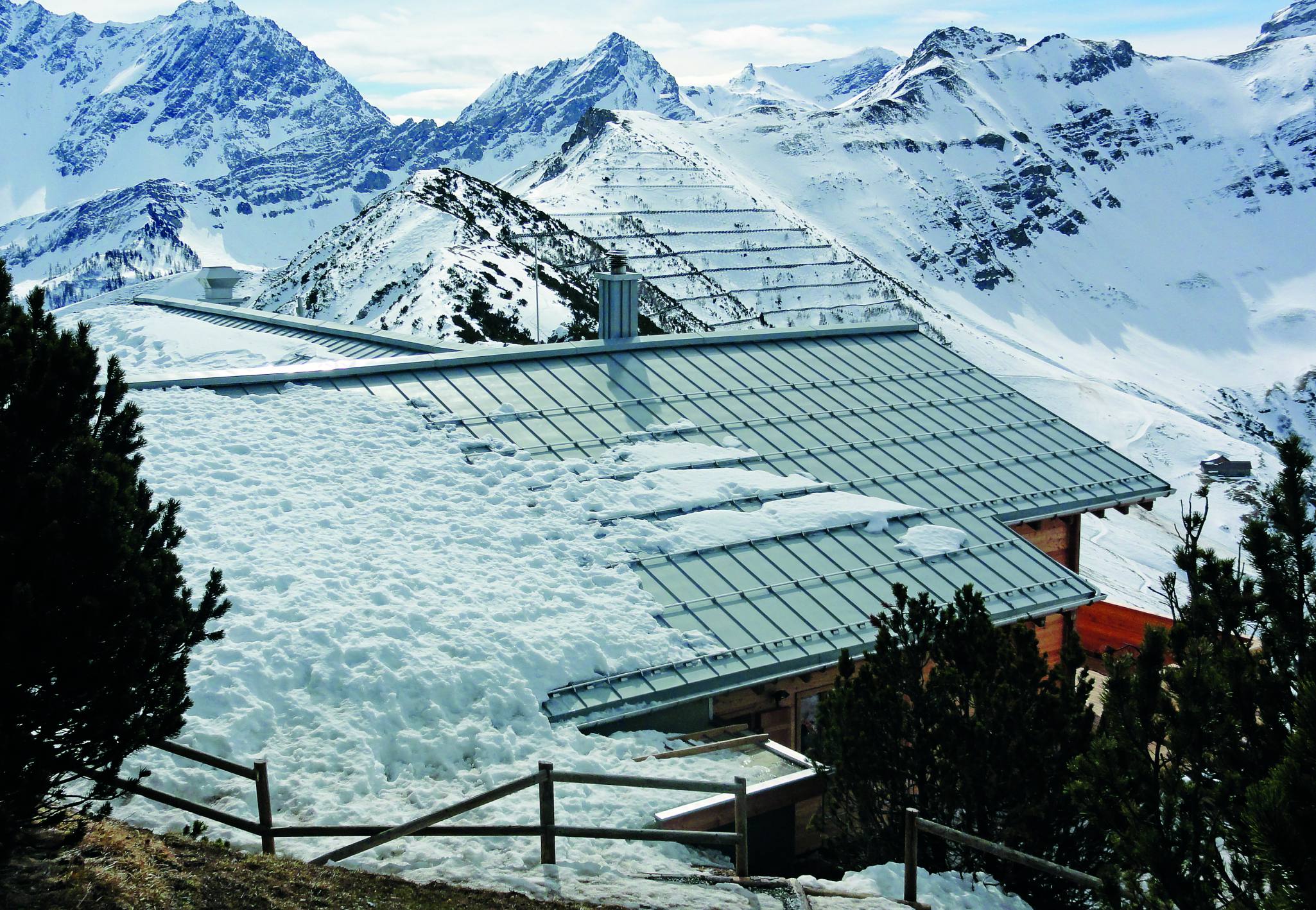 Przykład dachu na rąbek stojący - ochrona termiczna dachu przed stratą ciepła zimą