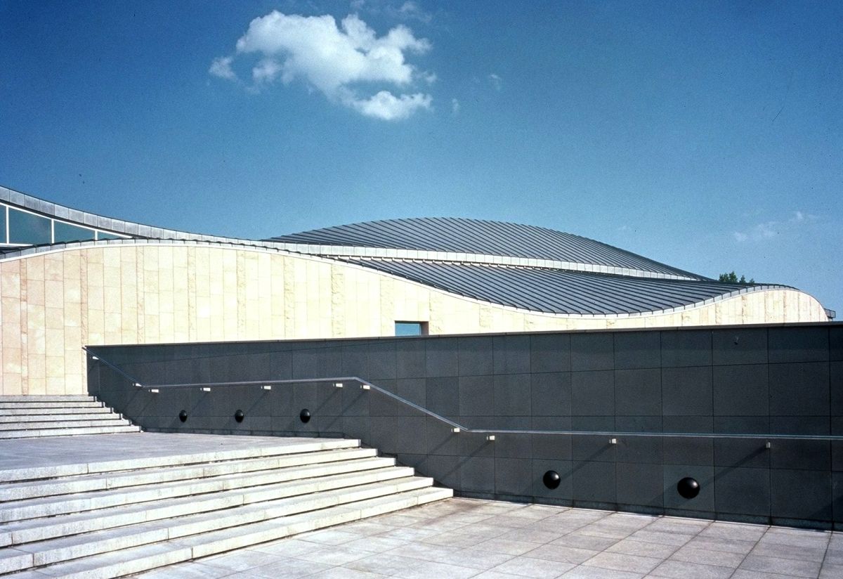 Listwa zastrzaskowa z tytan-cynku na dachu muzeum Mangha w Krakowie