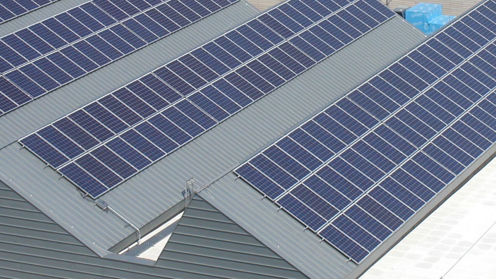 System solarny RHEINZINK-PV dopasowany do dachów na rąbek stojący 